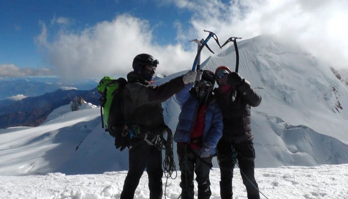 Le Wakana le 14ème sommet de plus de 6000m non reconnu de la Cordillere Royale