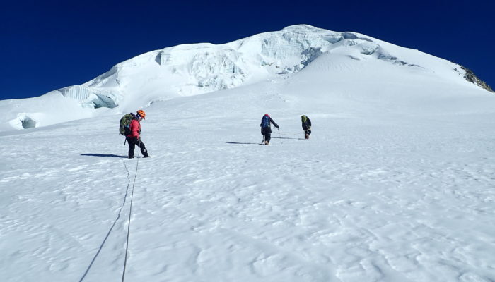 CAMP DE BASE CALZADA - ASCENSION DU CALZADA (5.830 m alt.)