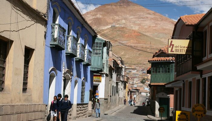 SUCRE - POTOSI (4.090 m alt.) / VISITE DES MINES